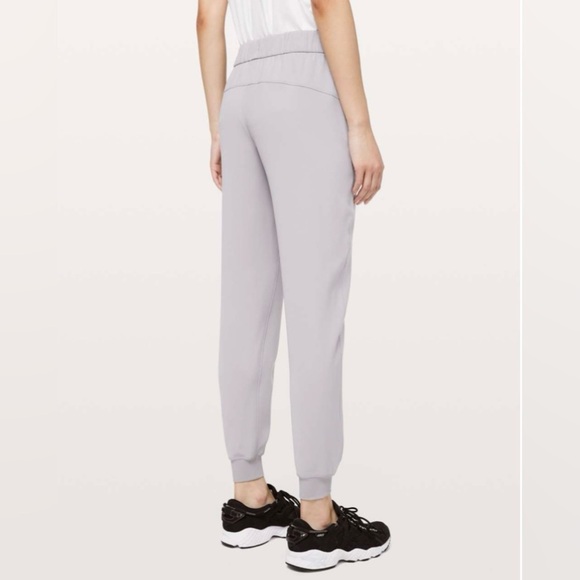NWT Lululemon On The Fly Jogger in Silverscreen - Picture 5 of 8